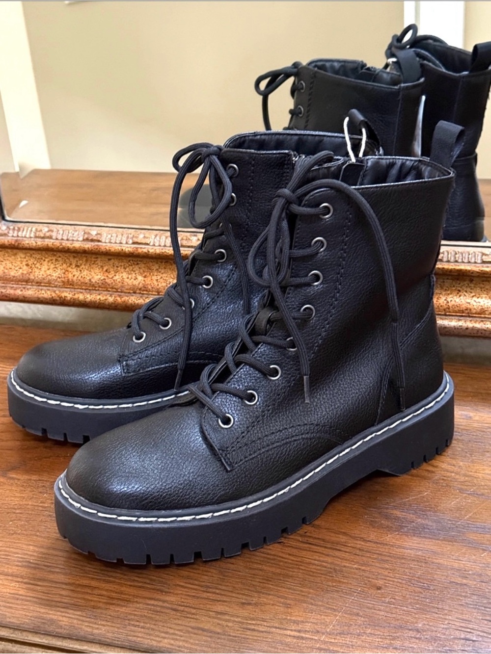 Sincerely Jules Women’s Black Lace-Up-Zip Platform Combat Boots. Size 7 1/2.